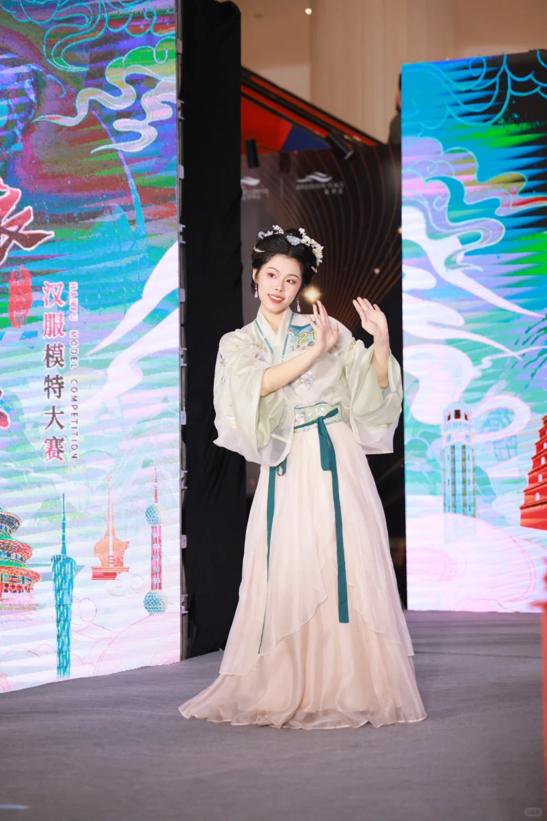 现在什么人都能当汉服模特了吗…