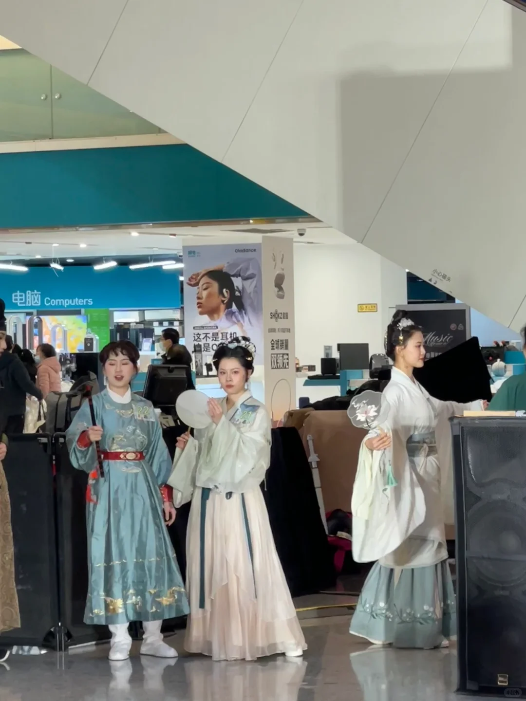 现在什么人都能当汉服模特了吗…