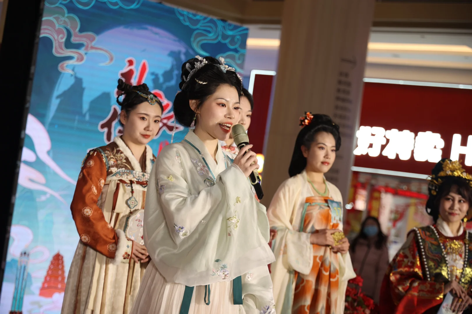现在什么人都能当汉服模特了吗…