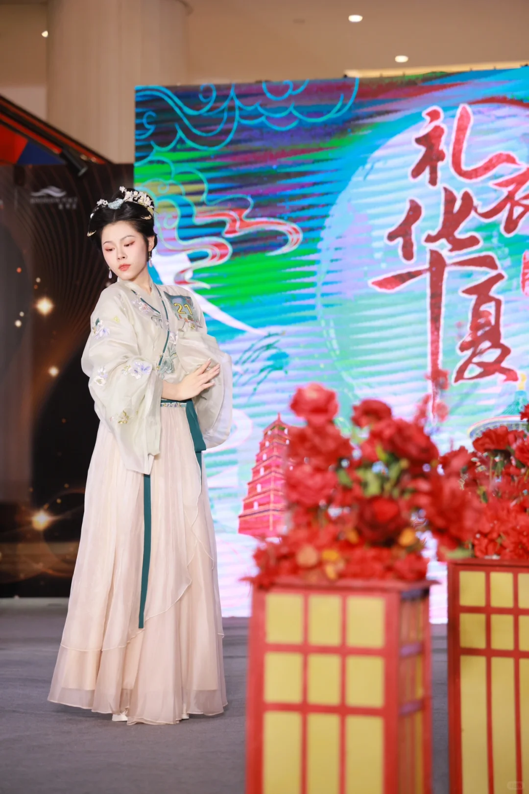 现在什么人都能当汉服模特了吗…