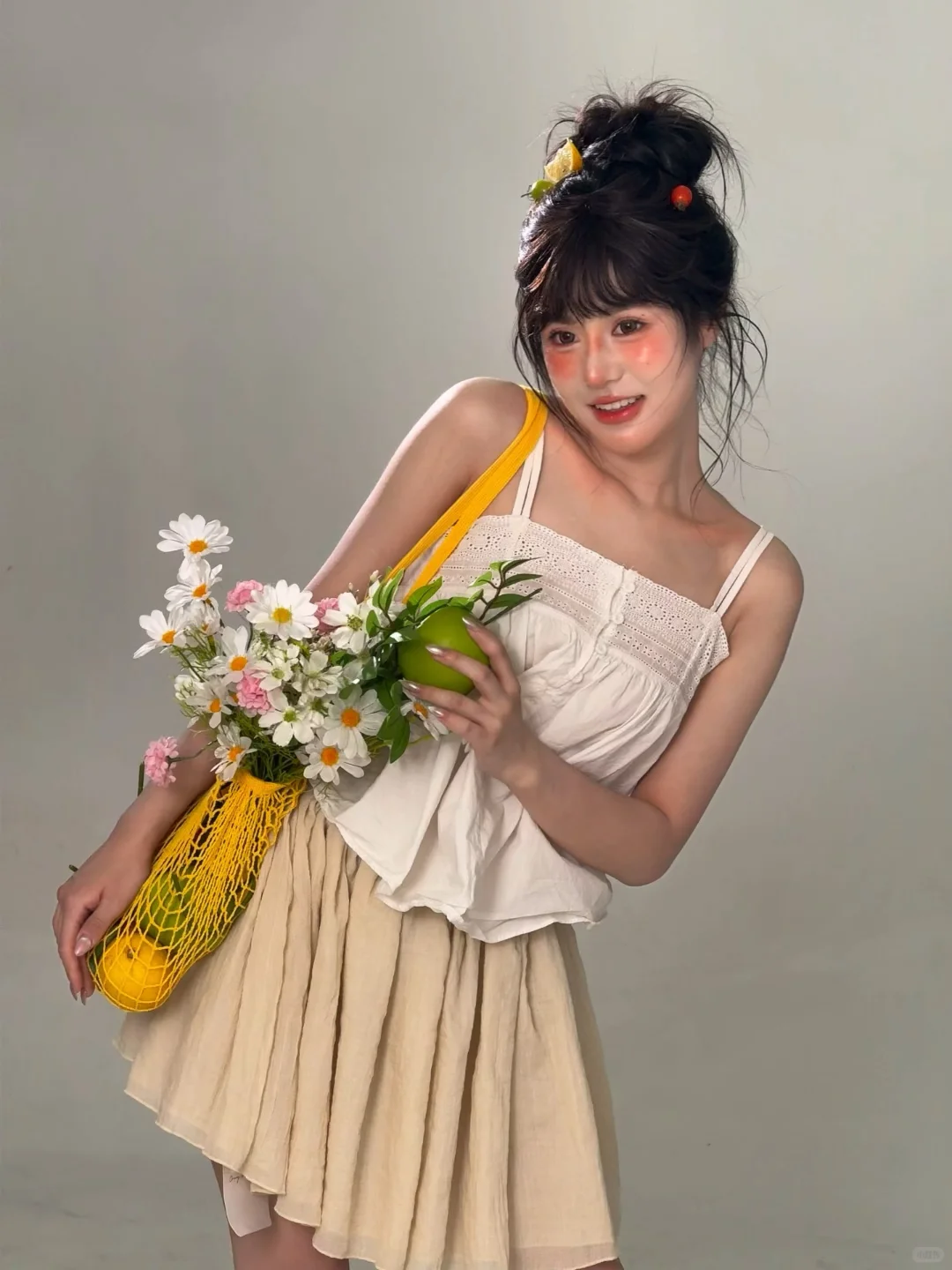 橘子汽水?脑袋上插的是真水果哈哈