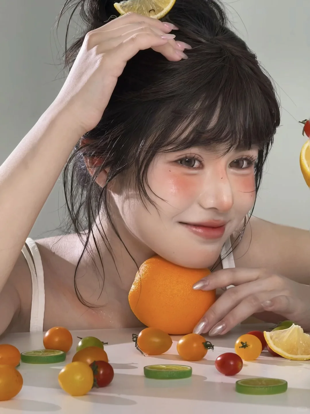 橘子汽水?脑袋上插的是真水果哈哈