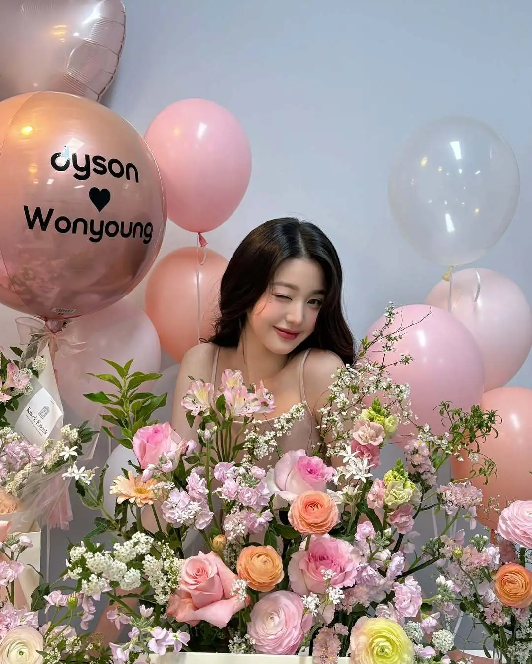 张元英INS更新 女神就该被爱意和鲜花包围