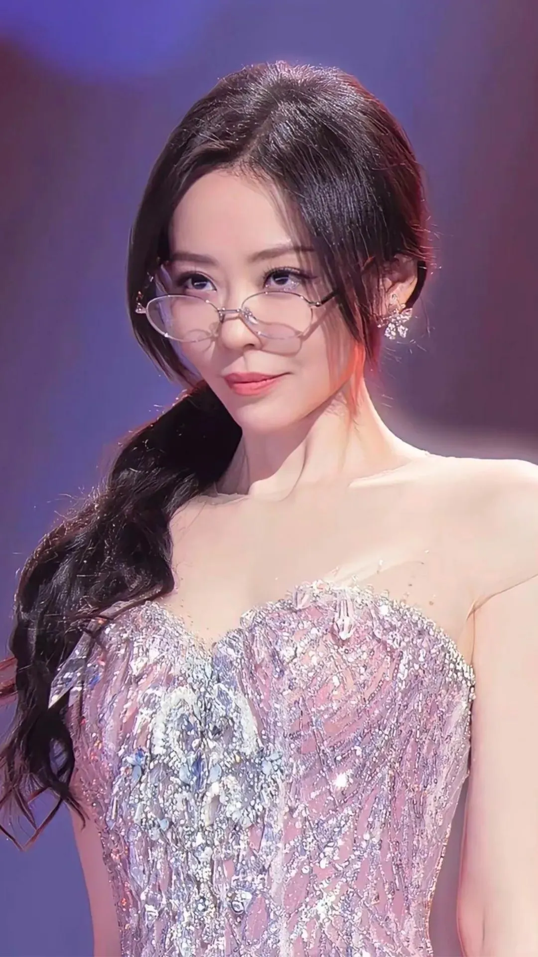 张靓颖的推眼镜杀真的太美了，太美了‼️