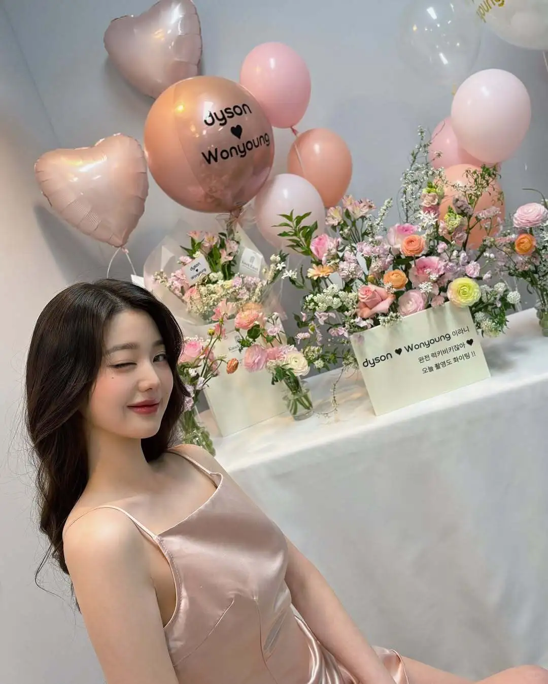 张元英INS更新 女神就该被爱意和鲜花包围