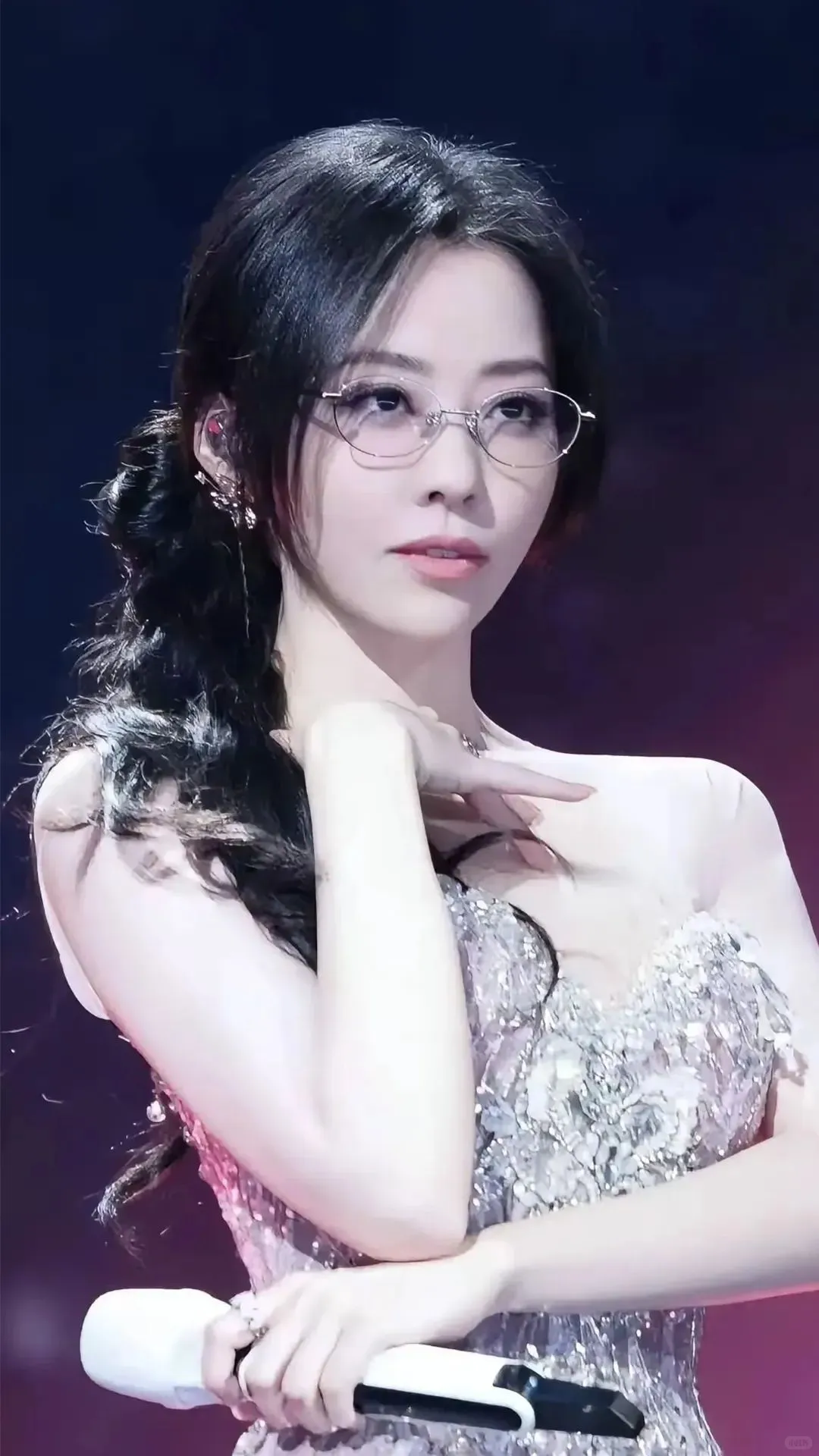 张靓颖的推眼镜杀真的太美了，太美了‼️