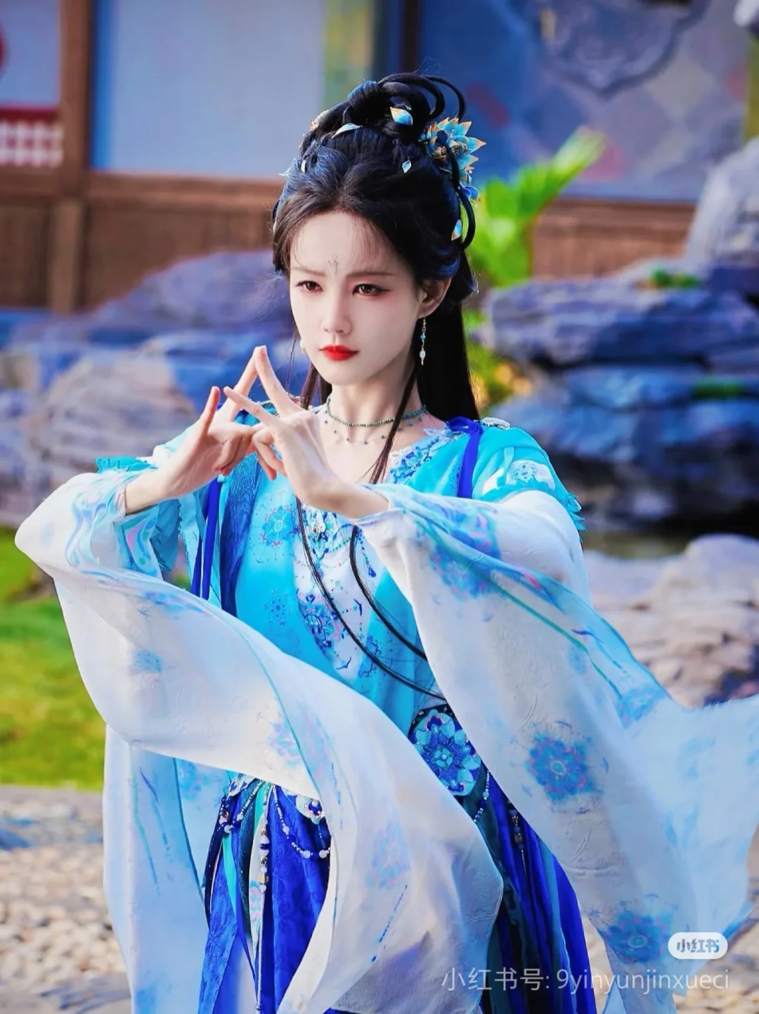 你更喜欢哪个？我更喜欢她。