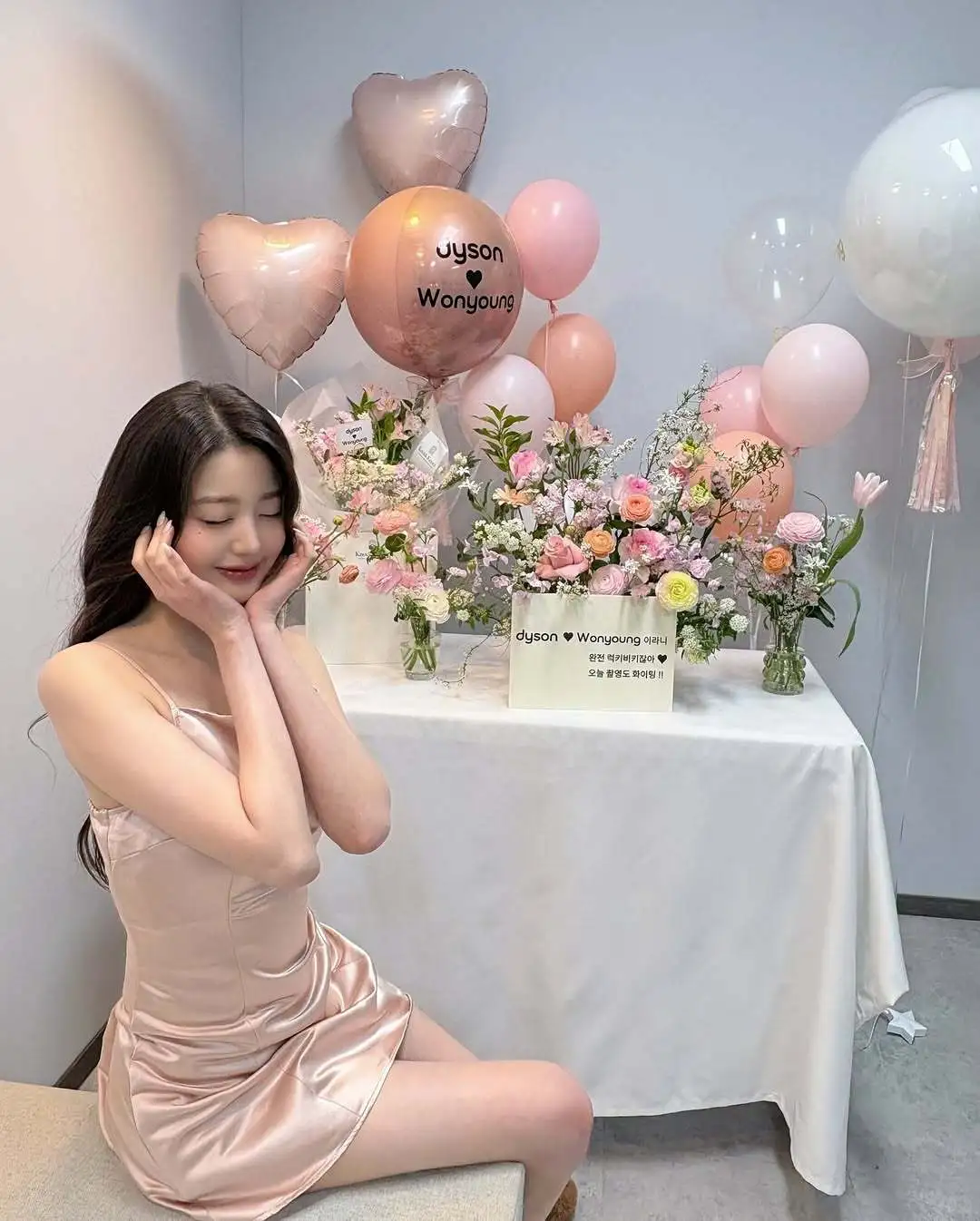 张元英INS更新 女神就该被爱意和鲜花包围