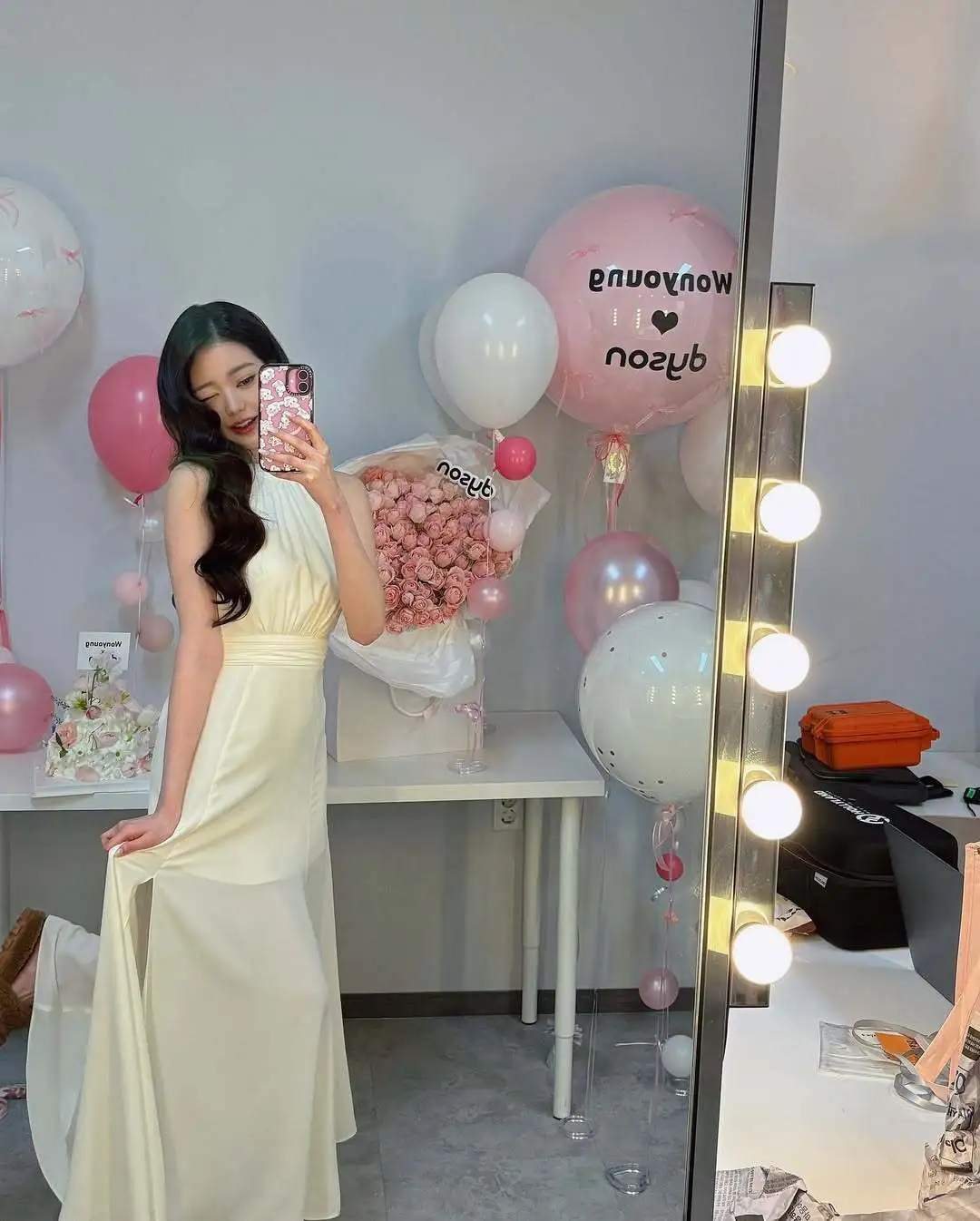 张元英INS更新 女神就该被爱意和鲜花包围