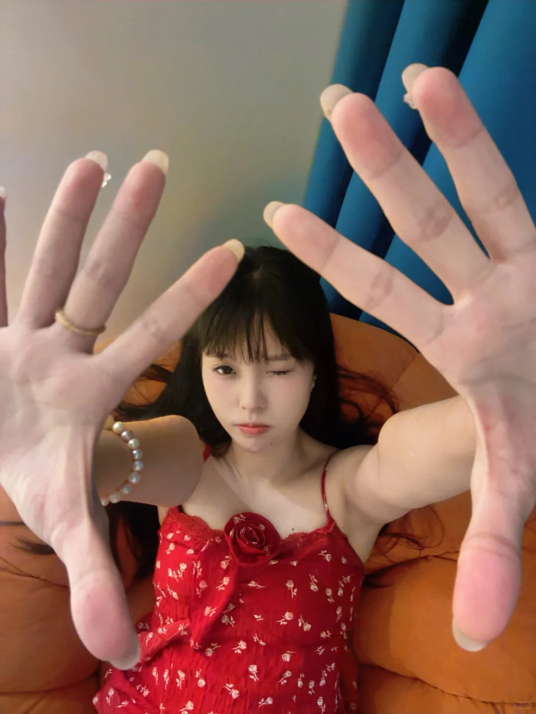 红色碎花? 纯欲松弛感自拍公式 在家乱拍