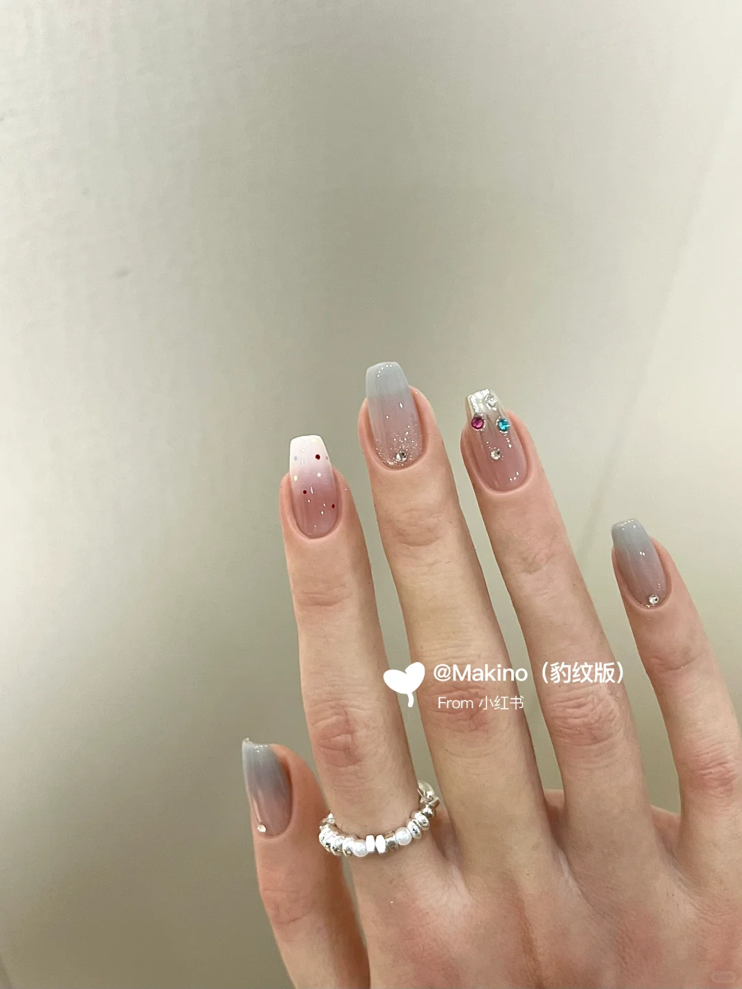 Nail?纯欲感小清新渐变波点美甲低调显白哦