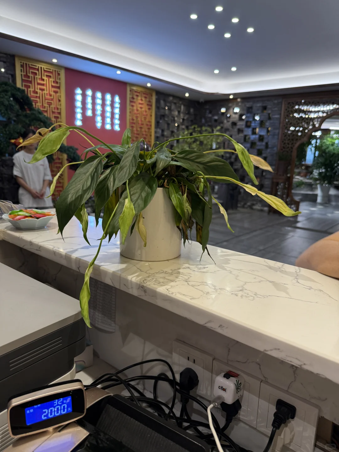 急招茶楼服务员 工资4000+ 包吃包住!