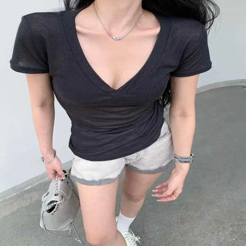 夏日纯欲辣妹必备V领T恤