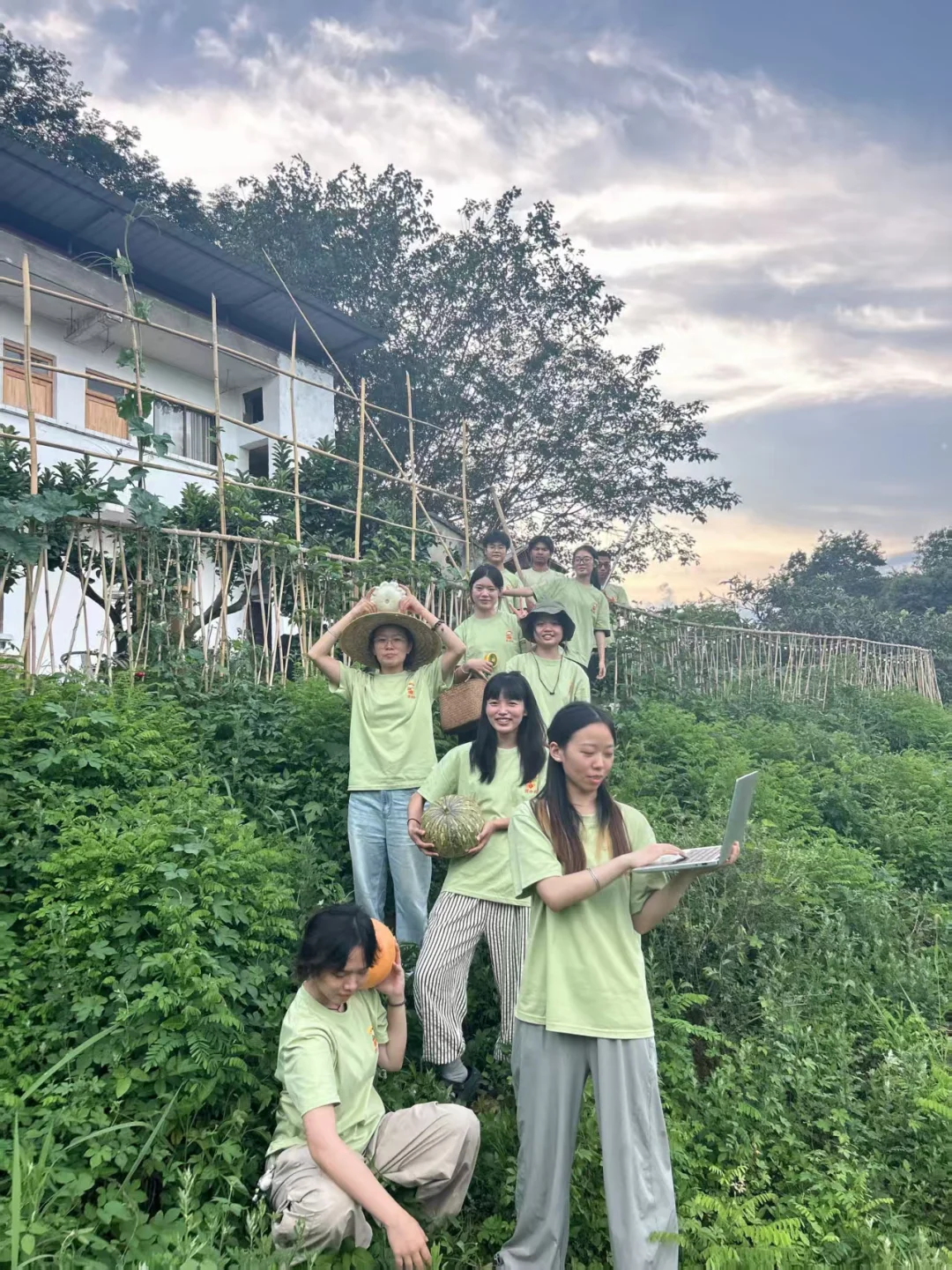 寻找热爱土地的你，一起在山水间劳作 成长