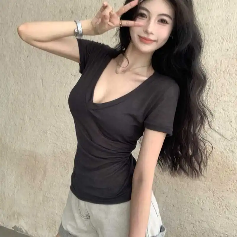 夏日纯欲辣妹必备V领T恤