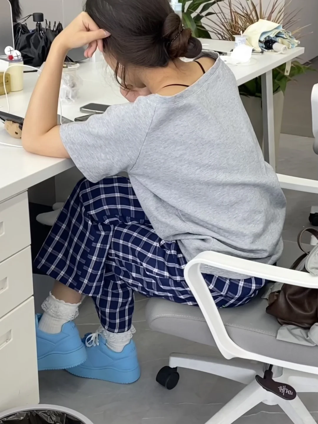 宝宝你只是一个无人在意的实习生