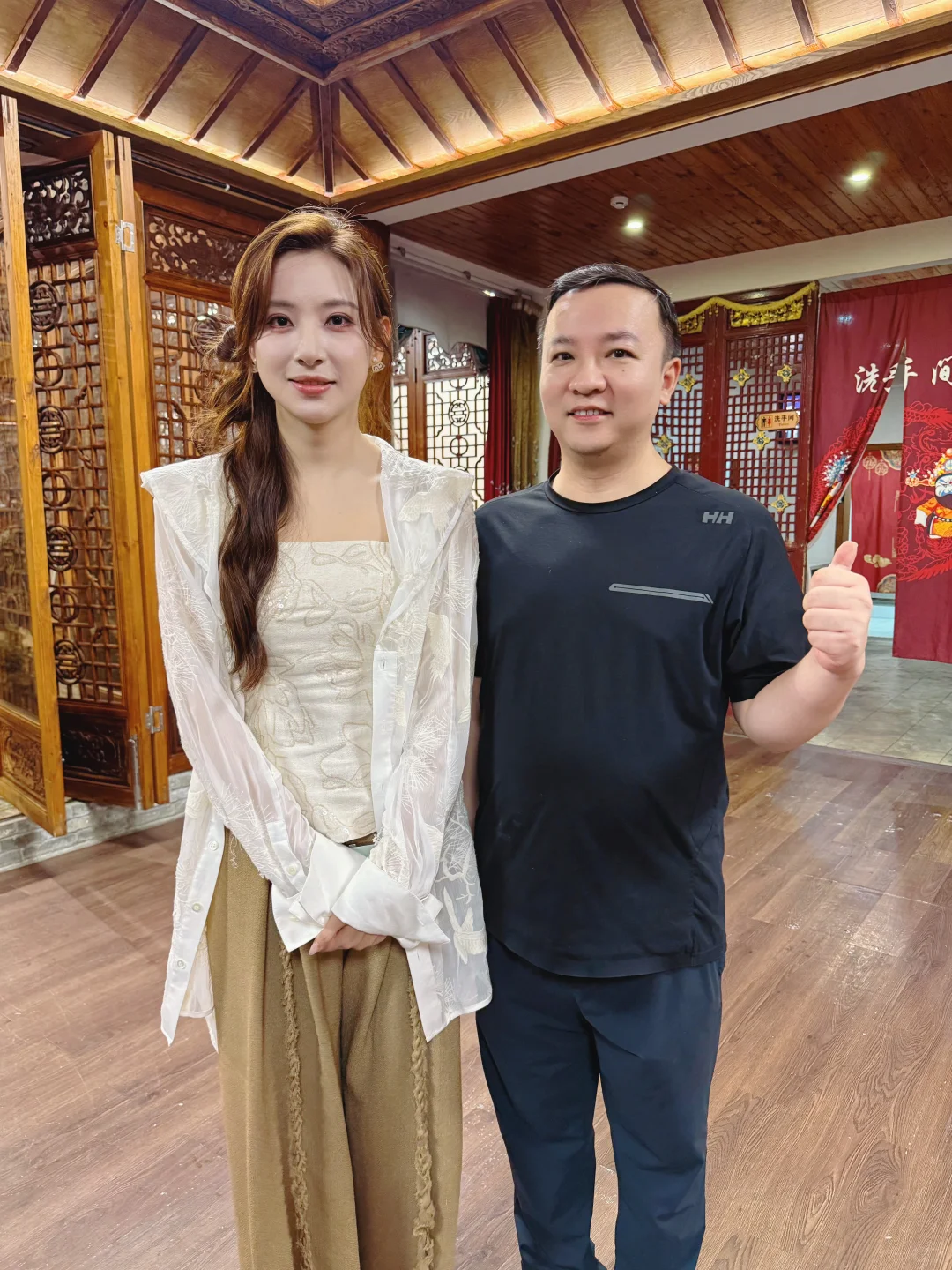 与女神合影