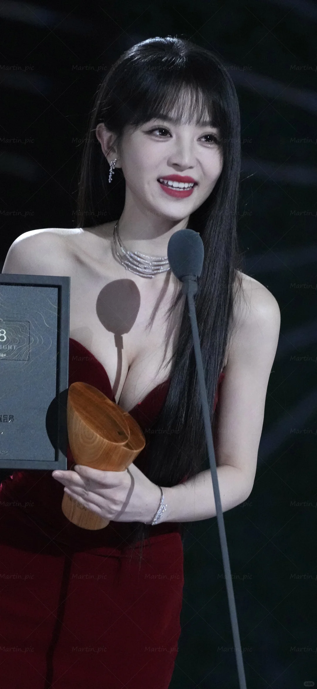 田曦薇｜白到发光的姑娘