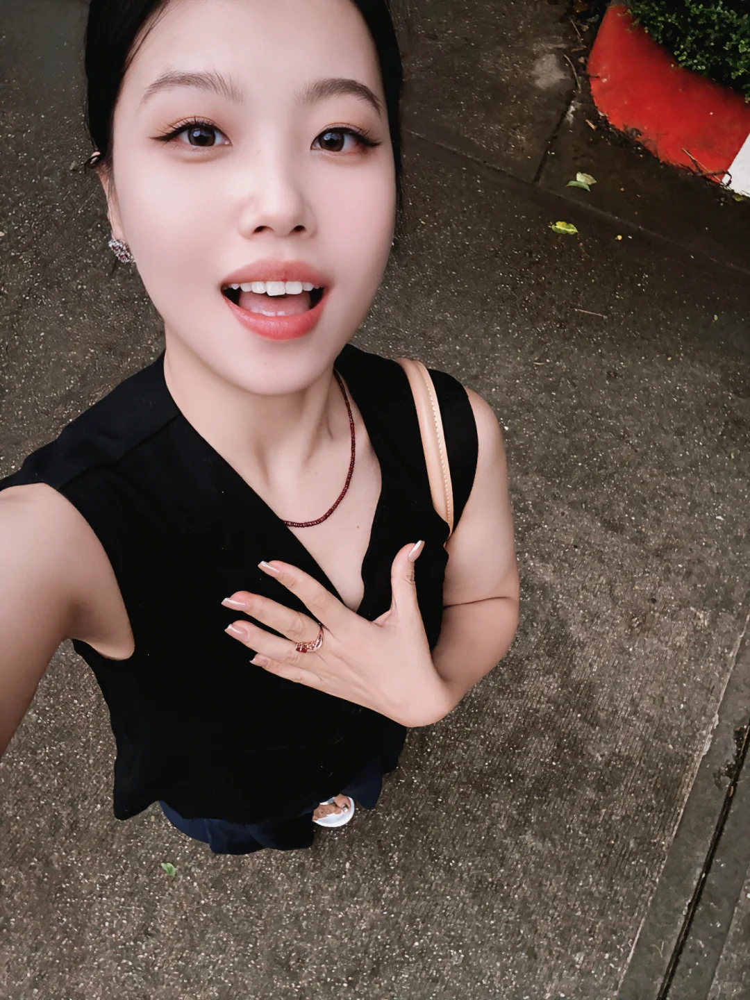 她总是专注自己 ，所以她总是美丽。