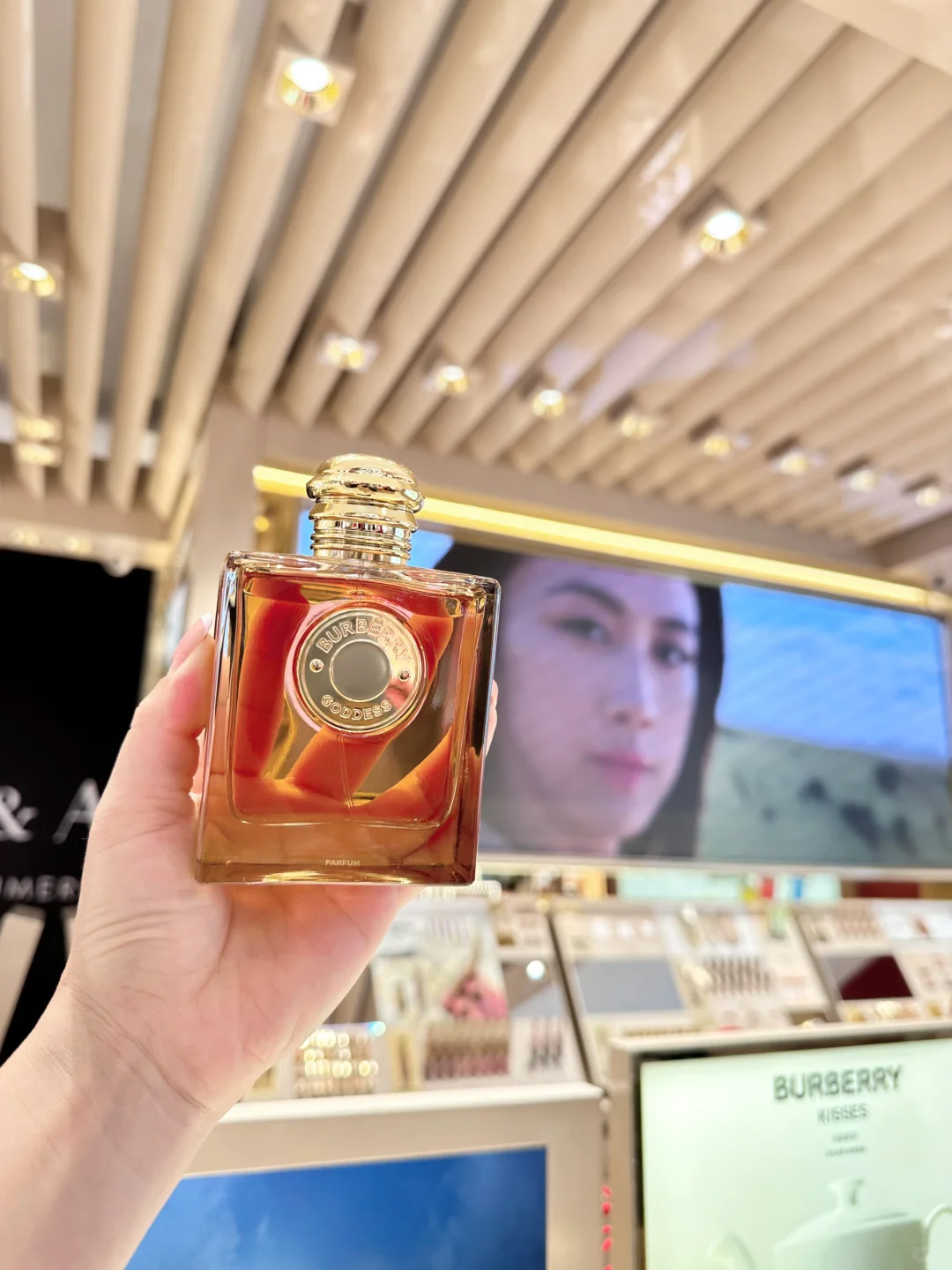 Burberry女神香展现女性多面性的女神香水