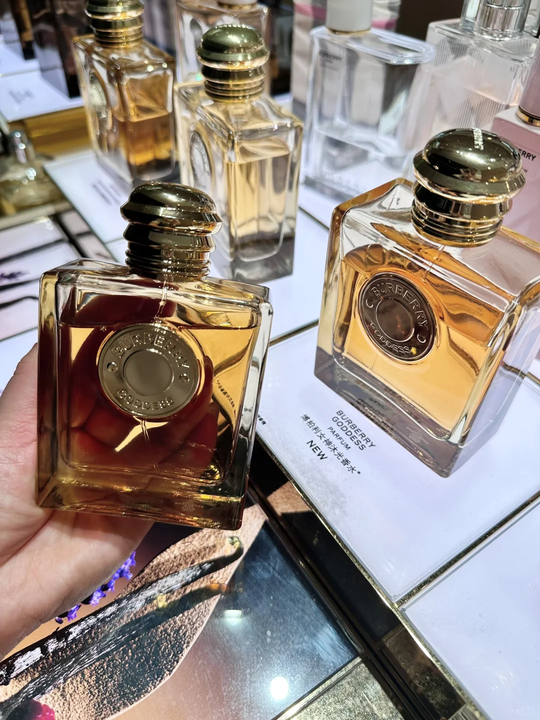 Burberry女神香展现女性多面性的女神香水