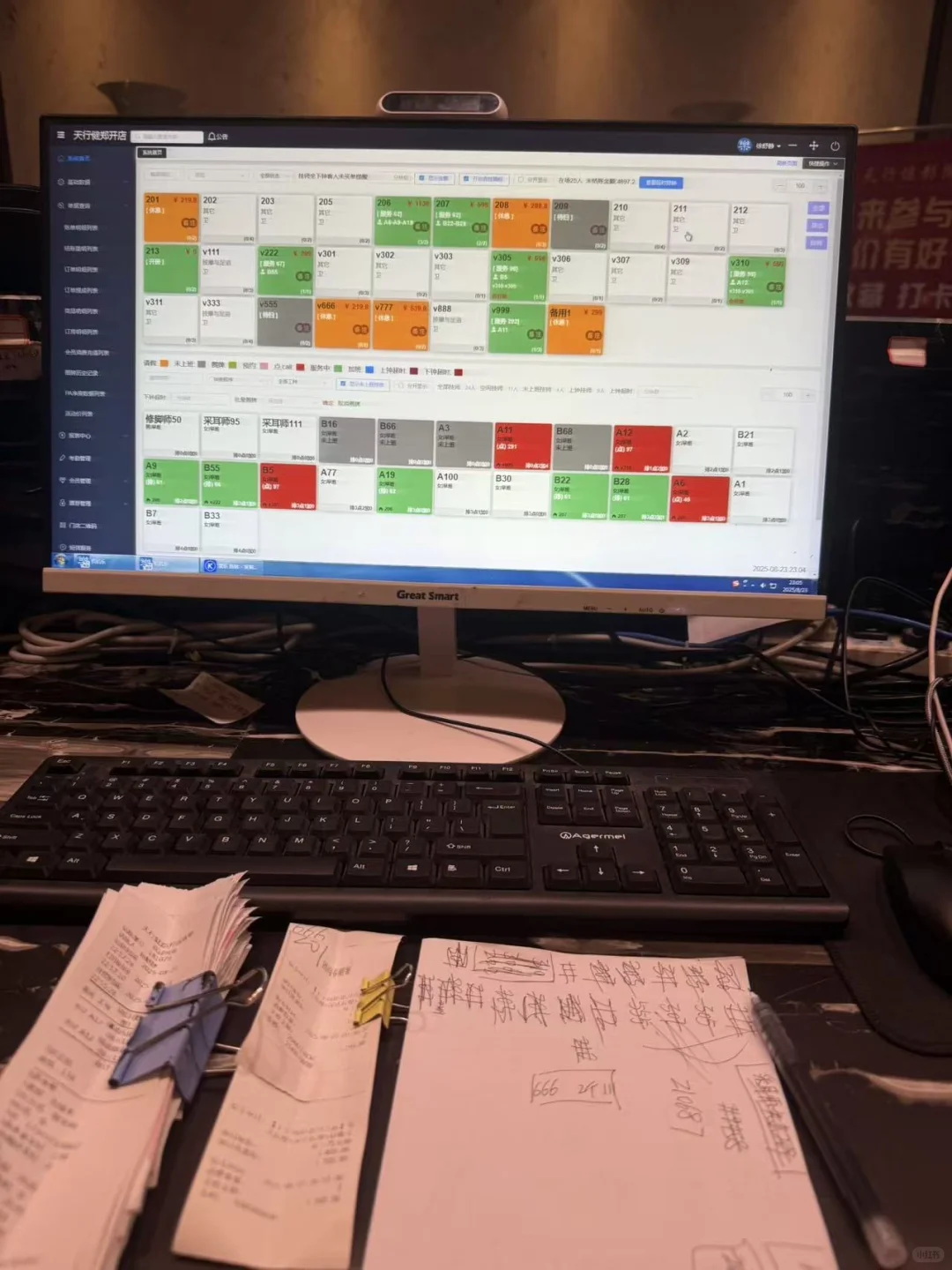 每个月上15天班，月薪4000元