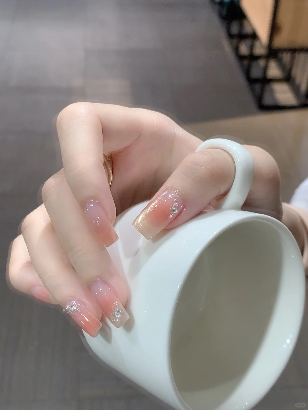冰透水润?纯欲金秋粉猫眼美甲?温柔又显白