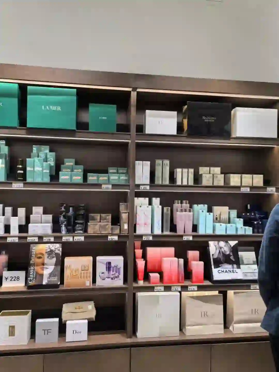 招聘兼职暑期工在校大学生或高中生，要求女