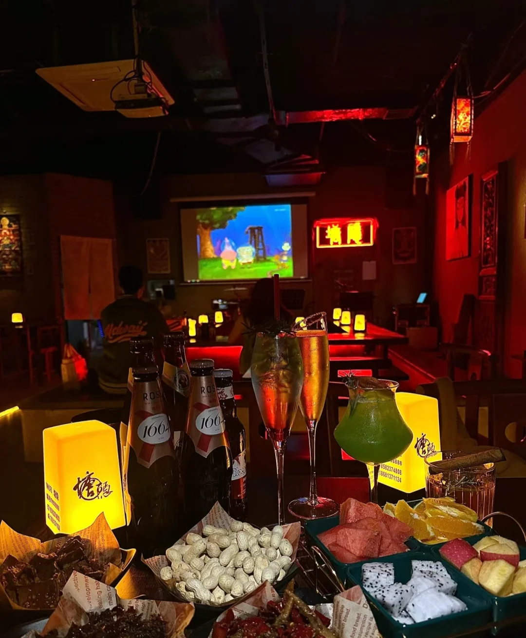 新开业清吧招聘服务员，包吃住