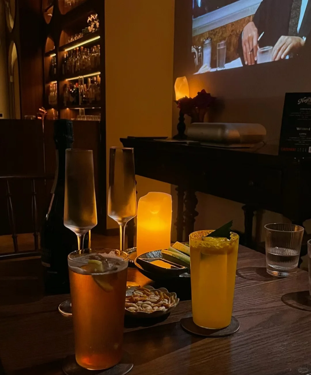 新开业清吧招聘服务员，包吃住