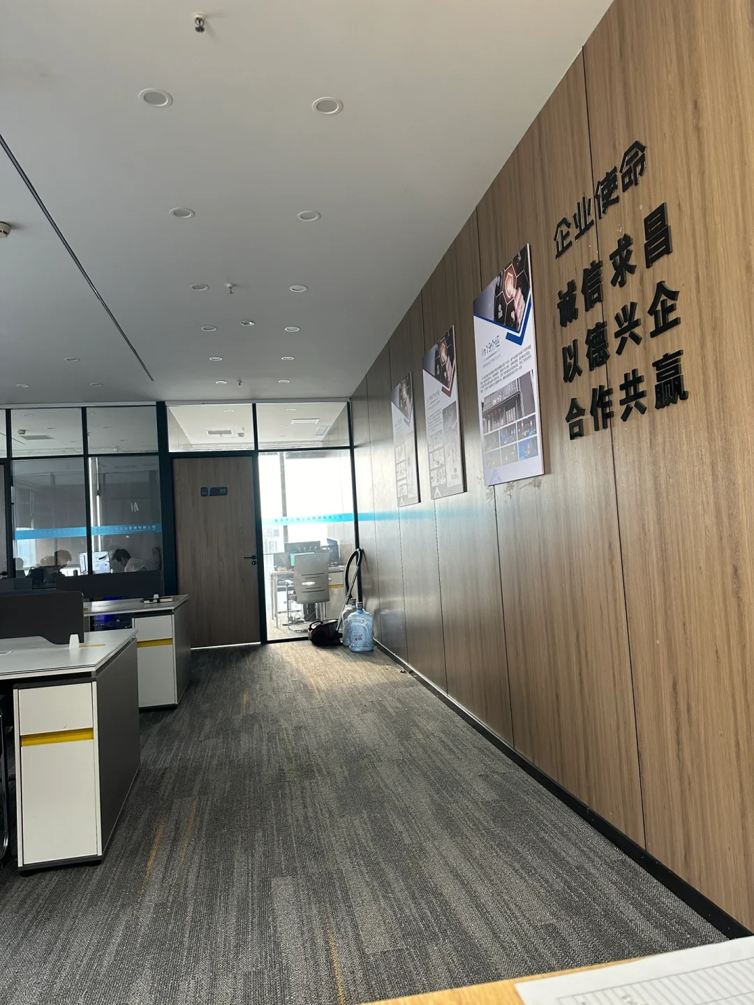 公司招聘前台2名 就打印资料 轻松自由