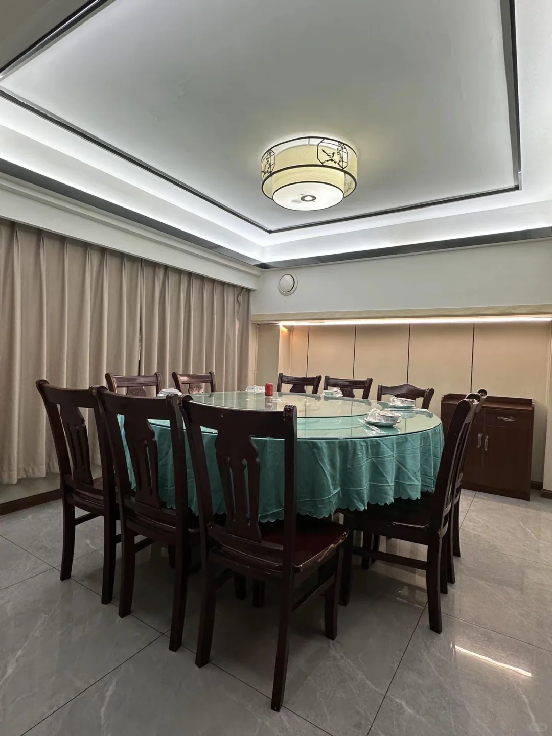 招聘餐饮服务员！