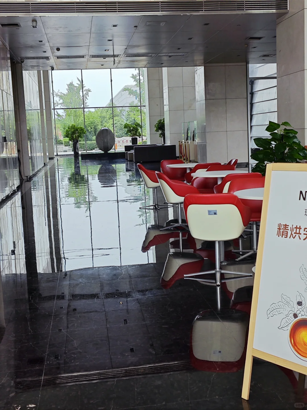 咖啡店招聘，收零基础小白，周末双休