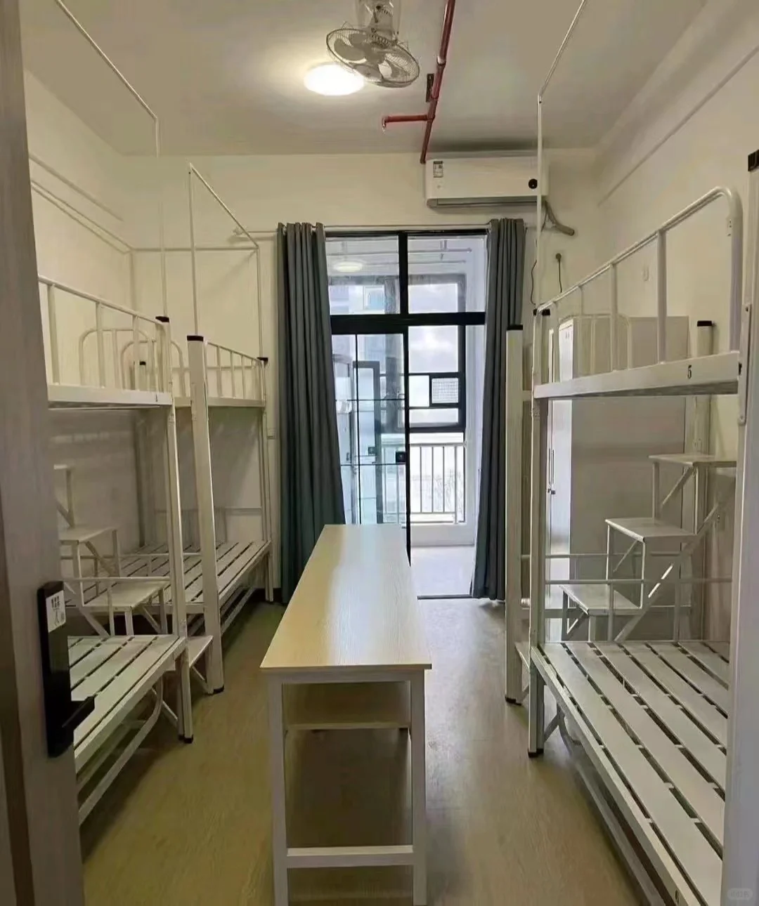 包吃包住 坐班 月7500