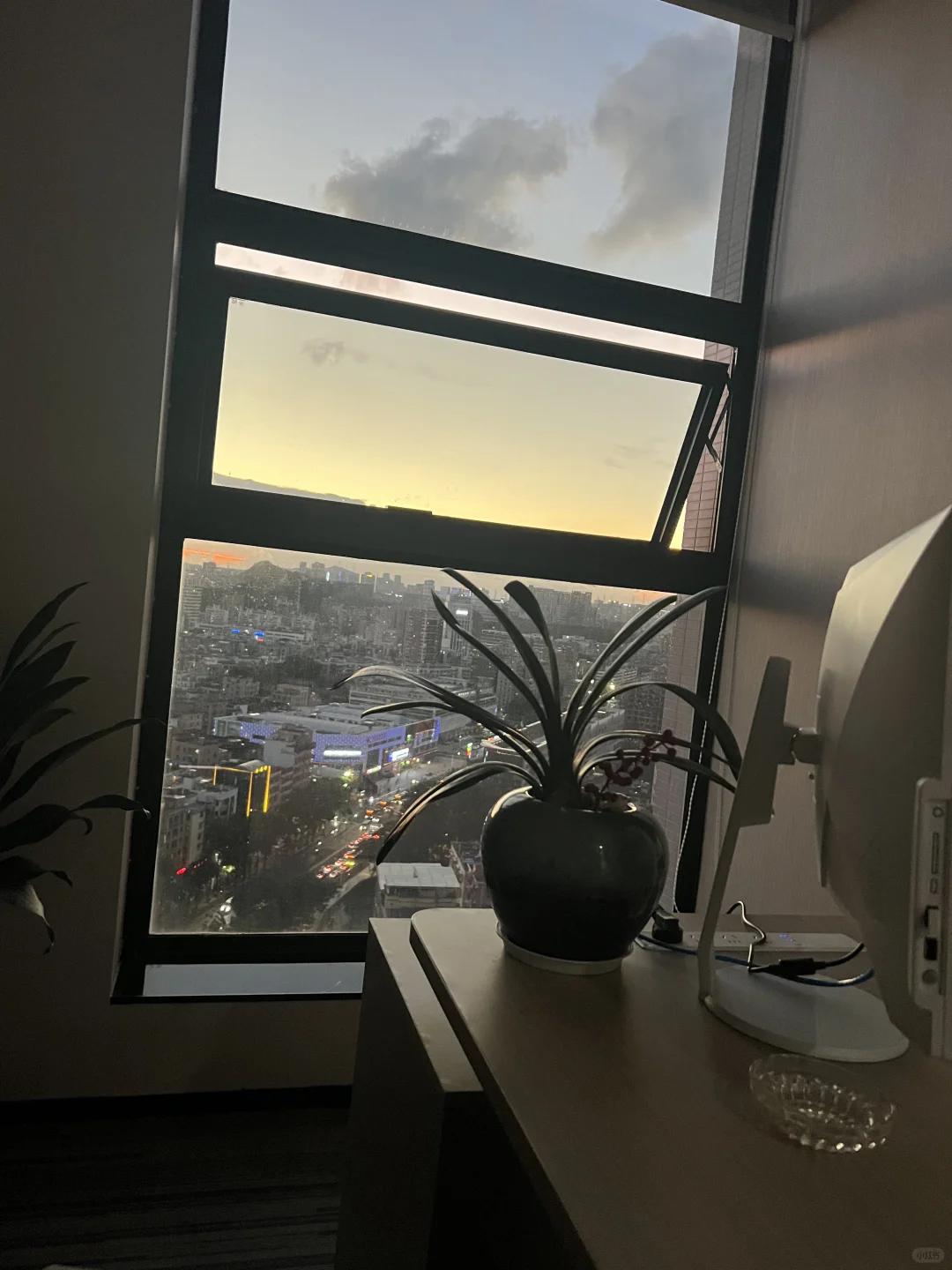 每天九点半到六点半的人事岗6000➕