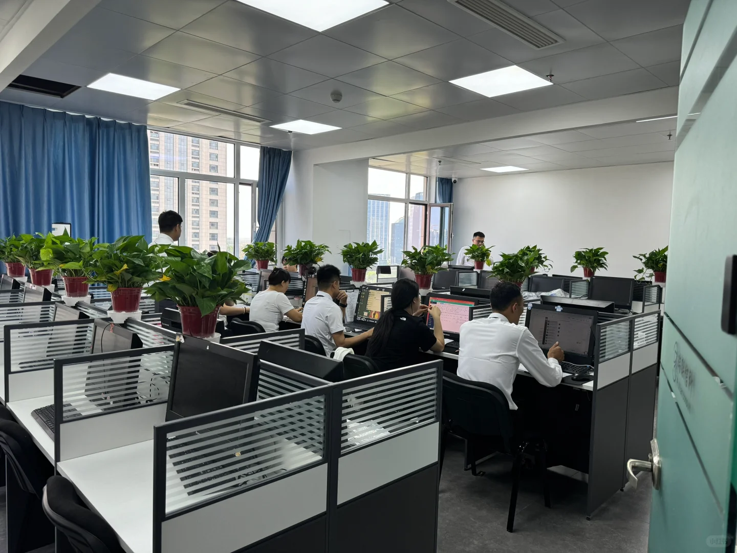 信贷专员招聘 小白也行 高薪无外出 ！！！