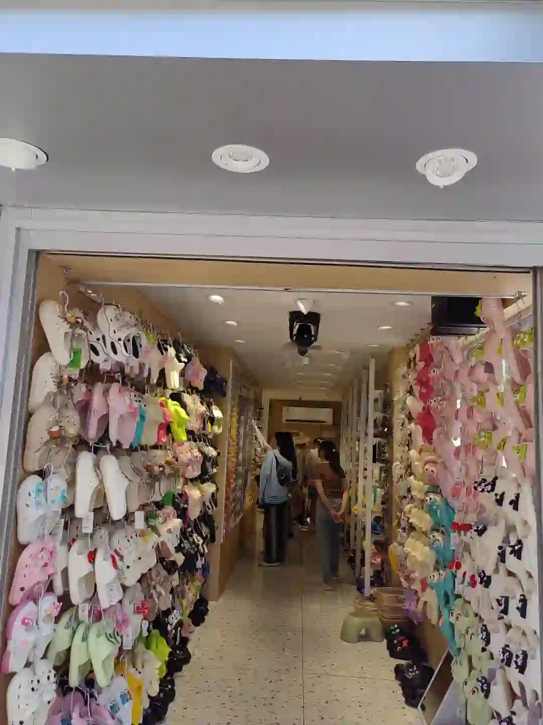 招聘销售，待遇高。有意私信地址侨港风情街