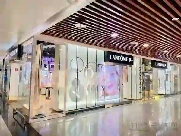 首都机场商贸公司美妆店面工作人员