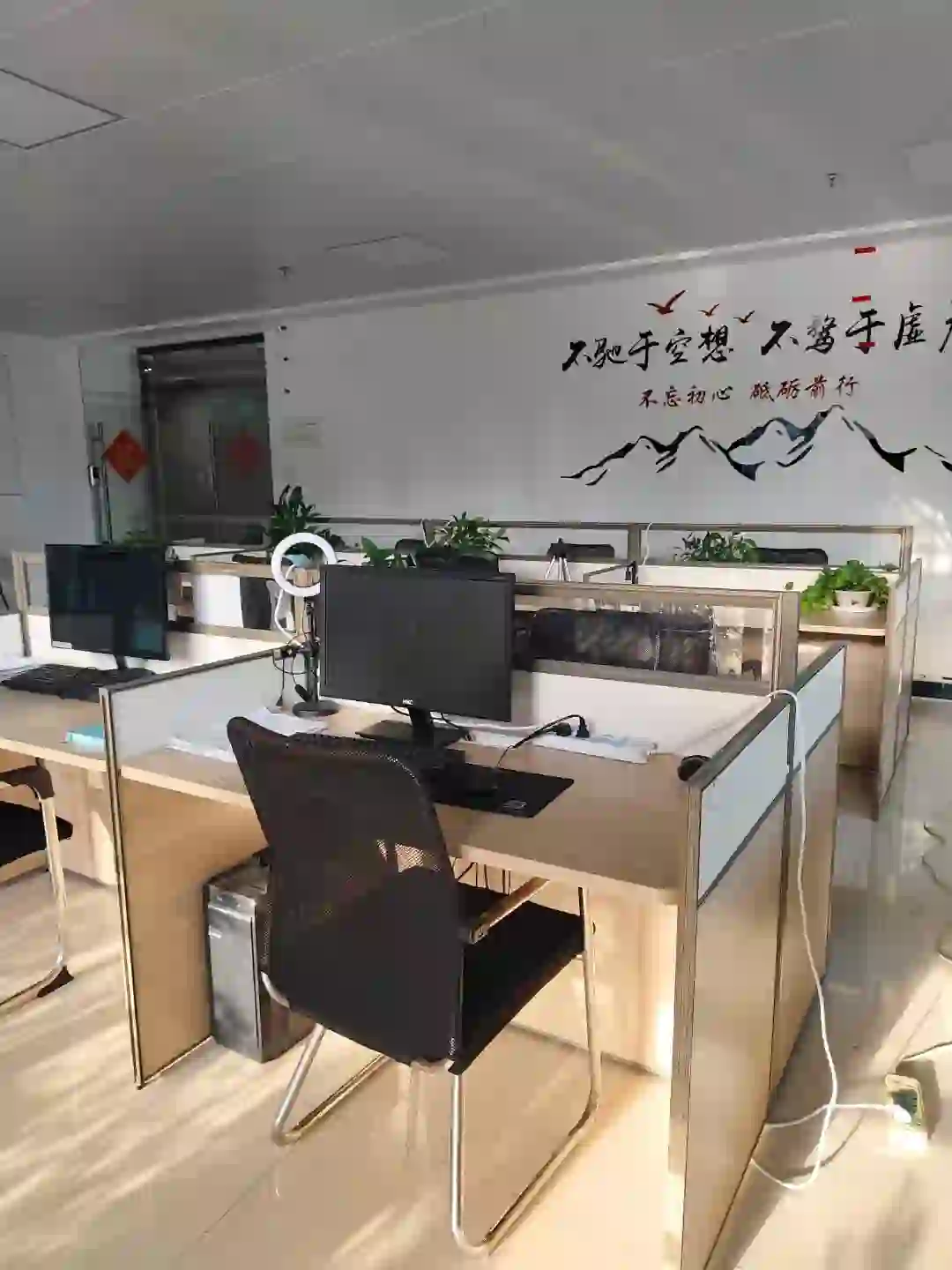 招聘办公室文员底薪4000+提成，包住包住，