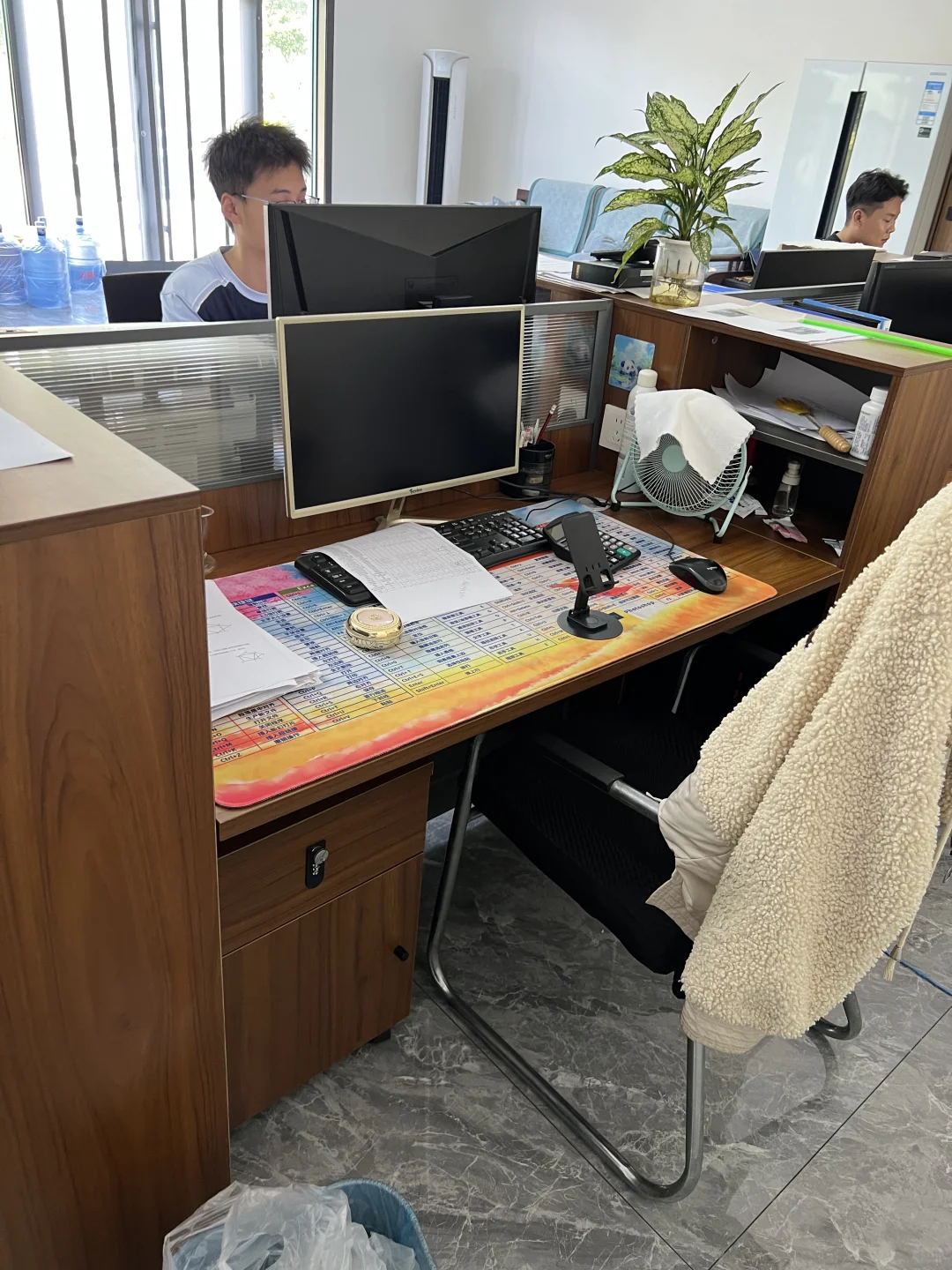 公司内部招聘女文员 2名