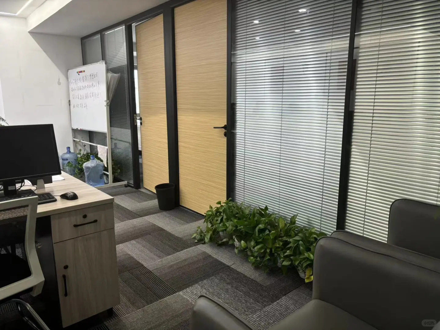 姐妹的公司，8个人