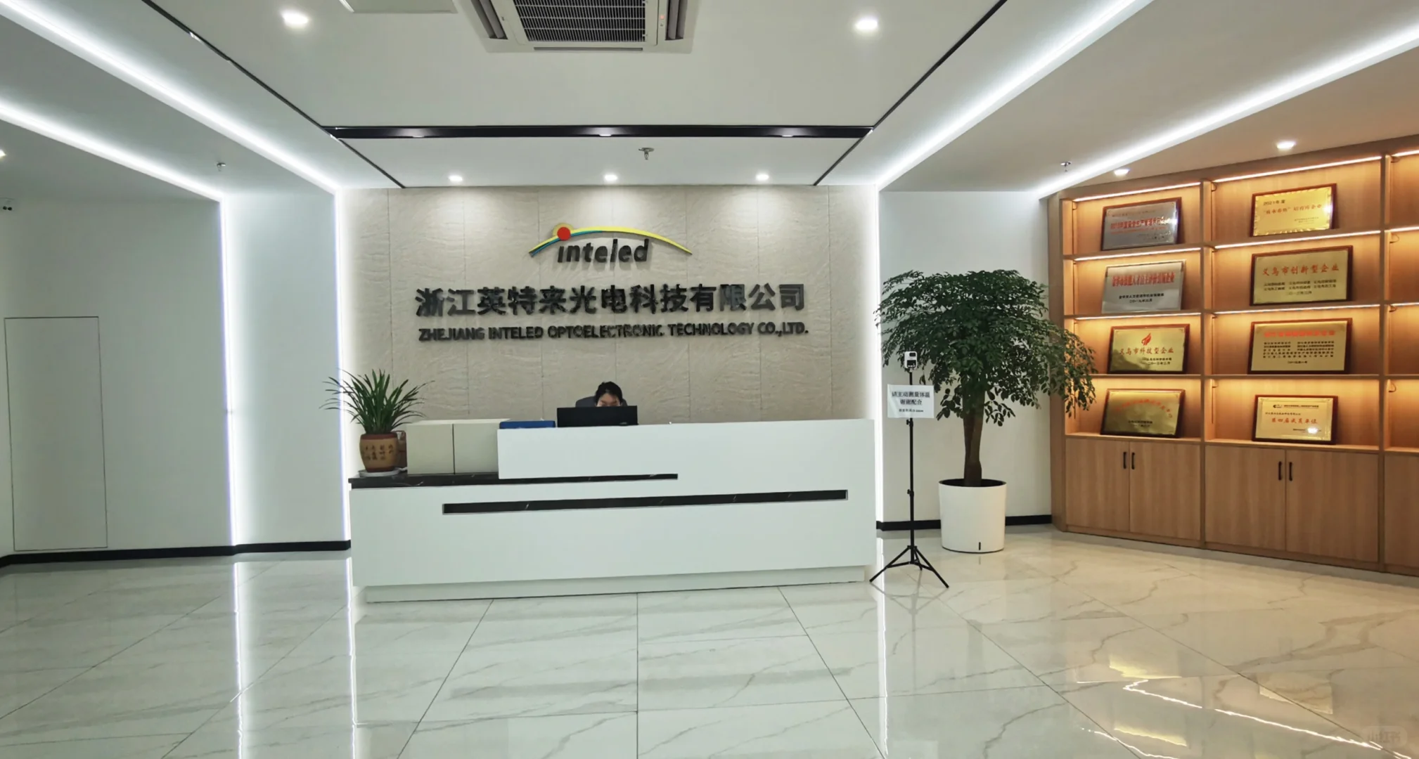 行政前台1名，形象气质佳，双休