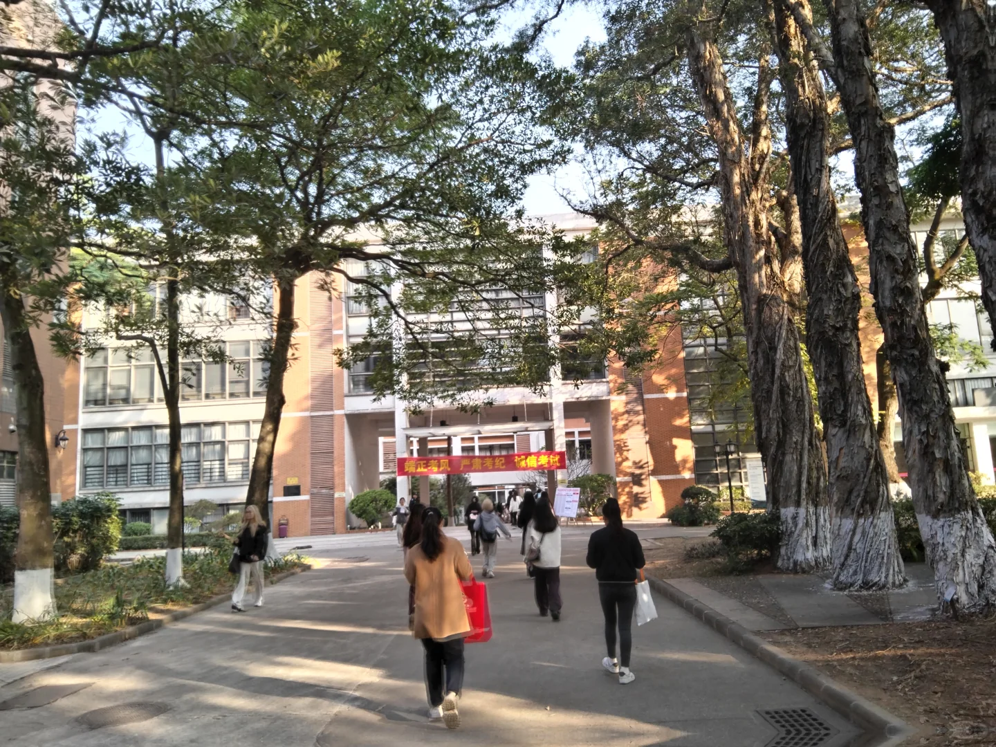 2024年下半年广州市白云区在编教师招聘笔试