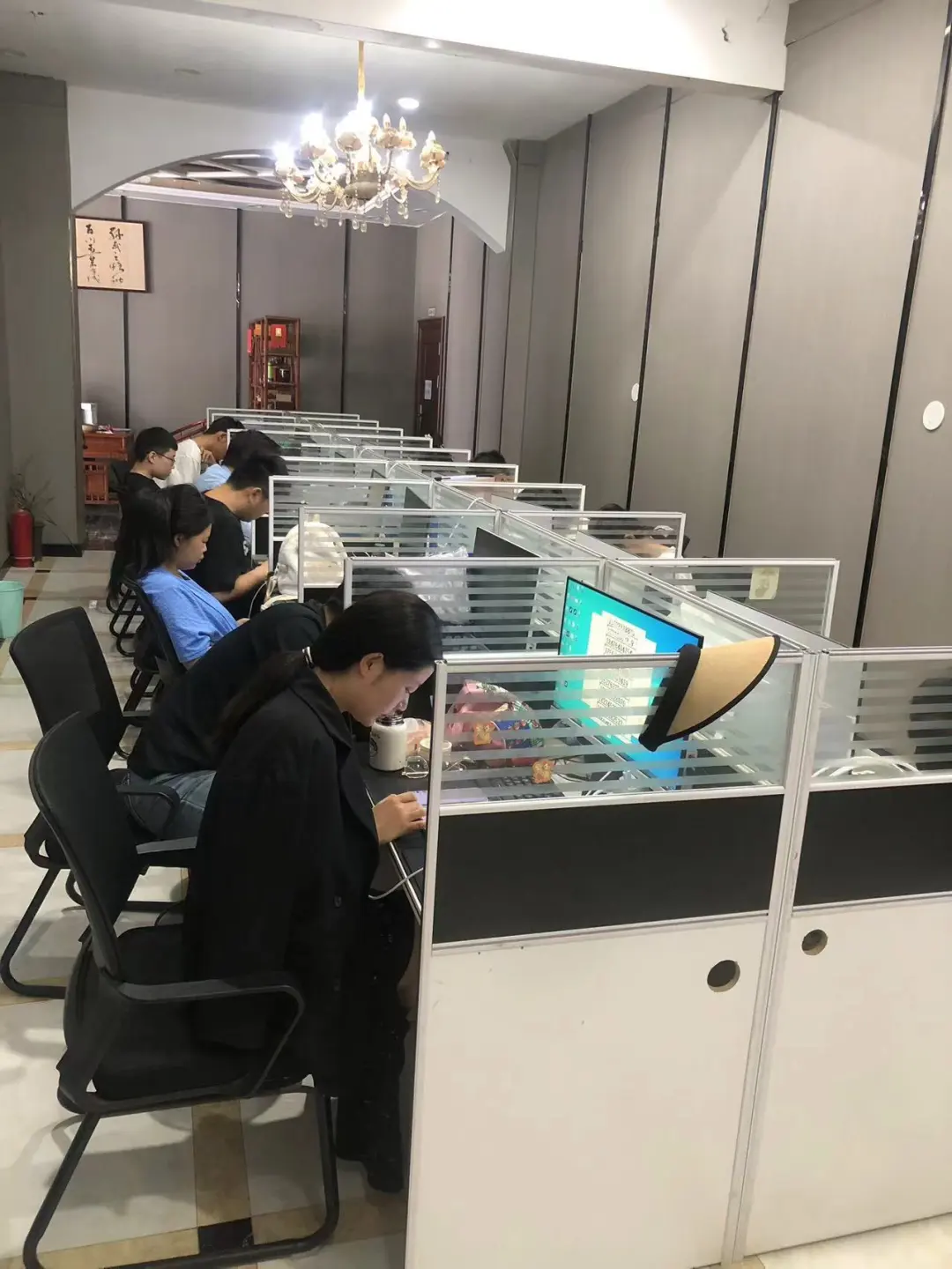 朝九晚八 吹空调 喝冷饮yyds