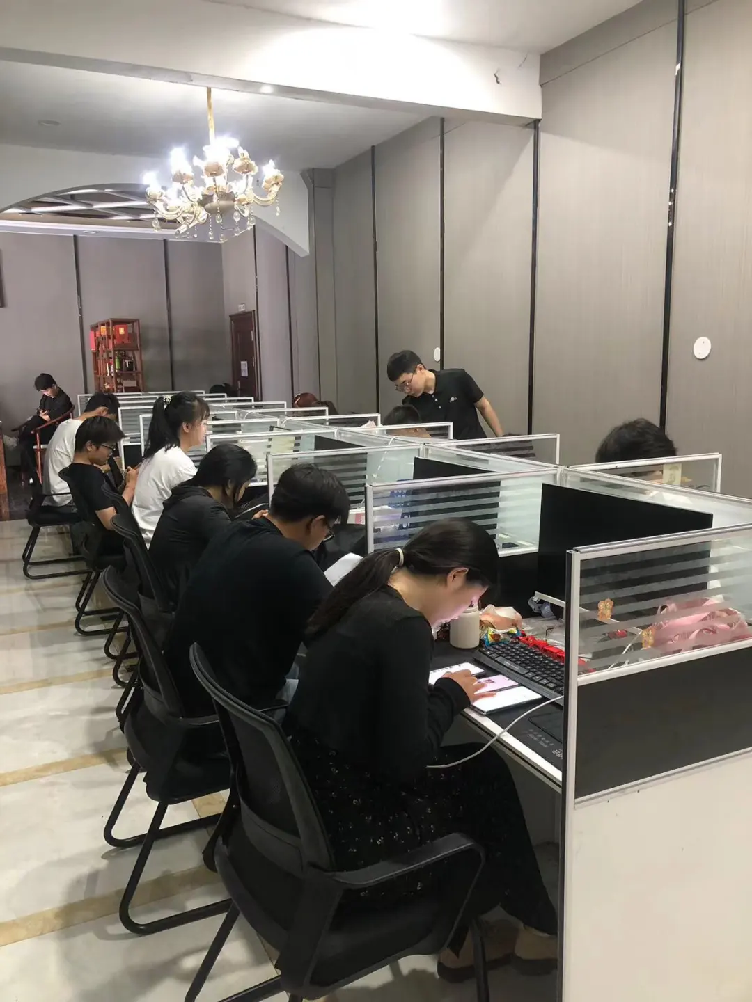 朝九晚八 吹空调 喝冷饮yyds