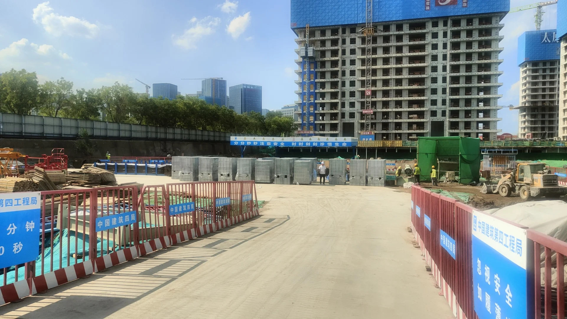 中建四局无故裁员，不退风险抵押金。