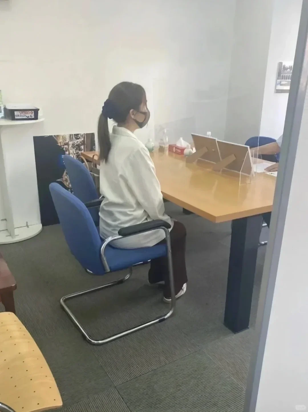 今天面试了一个空窗期半年的会计女生，很赞