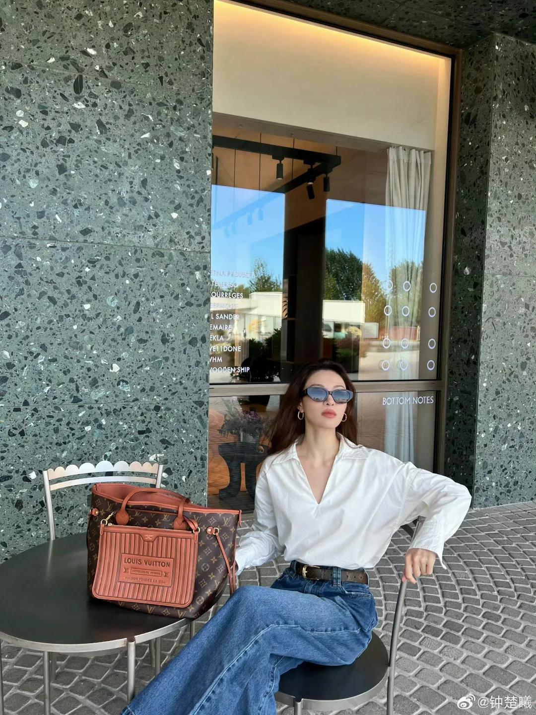 时髦女明星的私服，简单的白衬衫和牛仔裤就