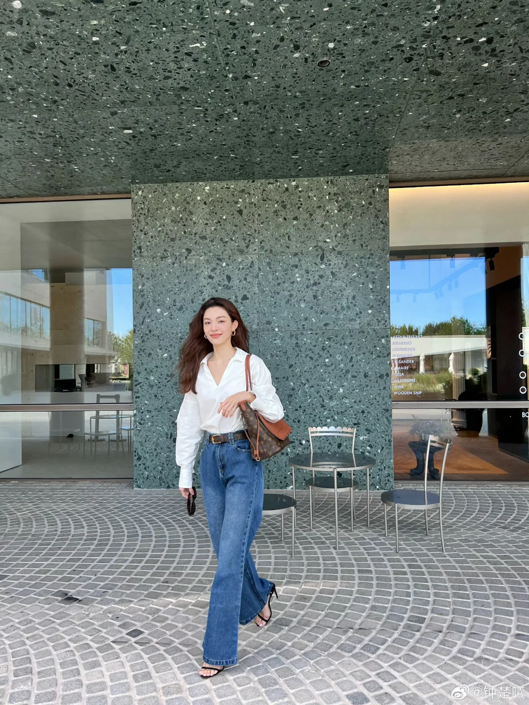 时髦女明星的私服，简单的白衬衫和牛仔裤就