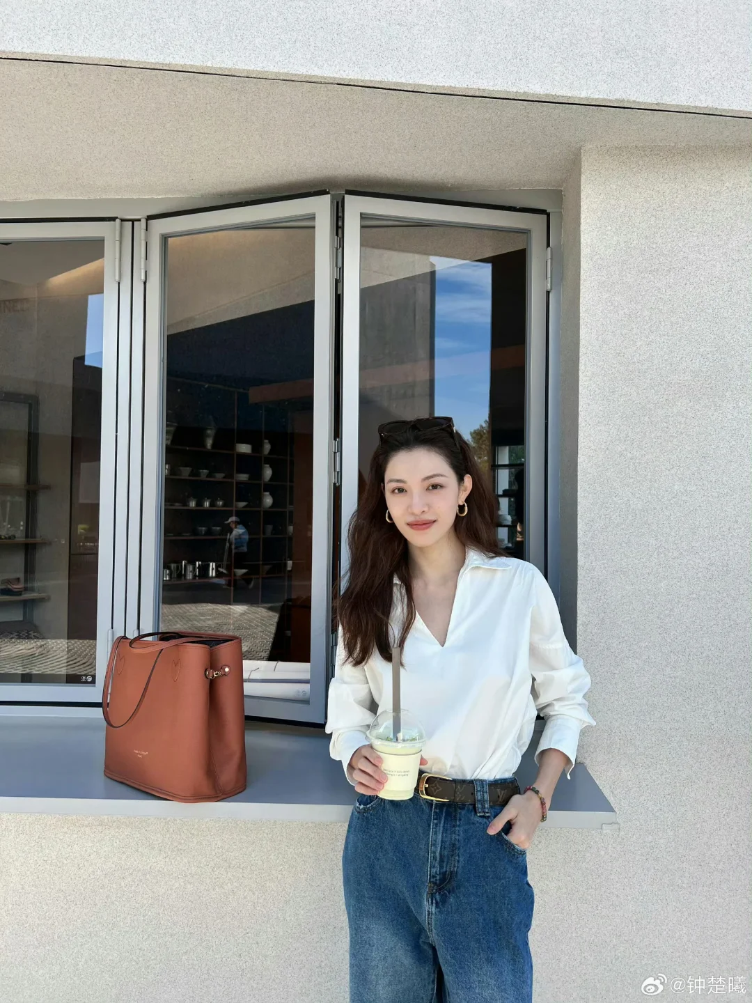 时髦女明星的私服，简单的白衬衫和牛仔裤就